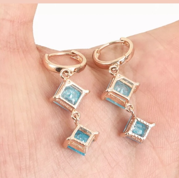 Sea blue aqua marine triangle gold earrings - Picture 3 of 3